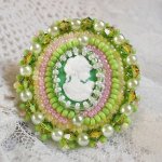 Anisse Ring bestickt mit einem Cabochon aus Kunstharz Frauenportrait mit Rosen und Swarovski-Kristallen